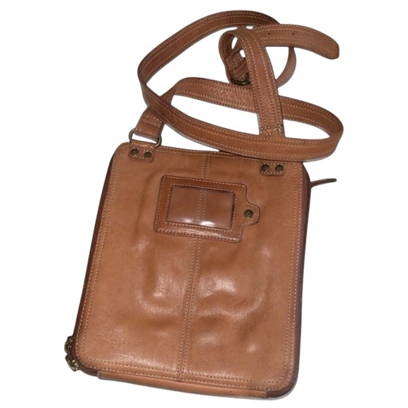 $25 (𝙇𝘼𝙎𝙏 𝘾𝙃𝘼𝙉𝘾𝙀)VINTAGE FOSSIL LEATHER CROSSBODY - Picture 1 of 5